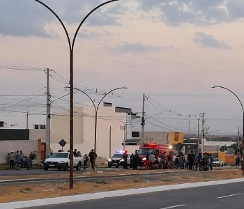 Irm�os de 14 e 8 anos s�o socorridos ap�s bicicleta ser atingida por carro em Nova Mutum/MT