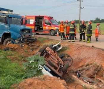 Colis�o frontal entre caminh�o e picape mata duas pessoas na BR-163
